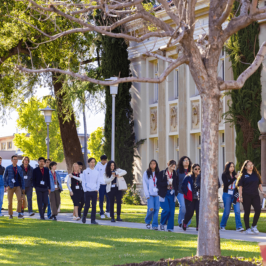 Image Carousel - Campus tour in person